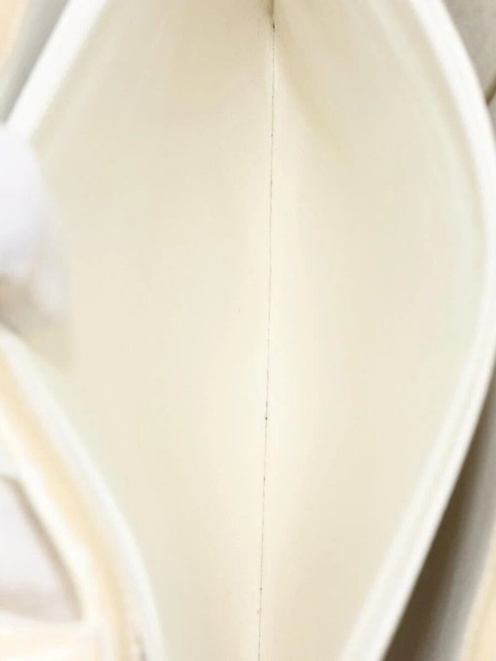 CHANEL Tote Bag Patent leather Beige Gold CC - Picture 11 of 16